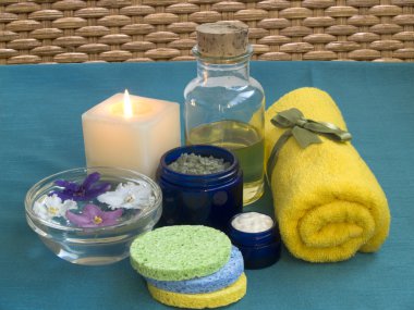 mavi ve sarı bir spa set