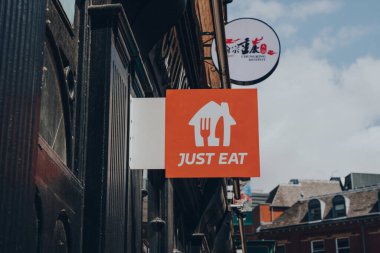 York, İngiltere - 22 Haziran 2021: York 'ta bir restoranın önündeki tabelayı ye. Just Eat, teslimat yapmayan restoranlardan yiyecek getiren bir şirkettir..