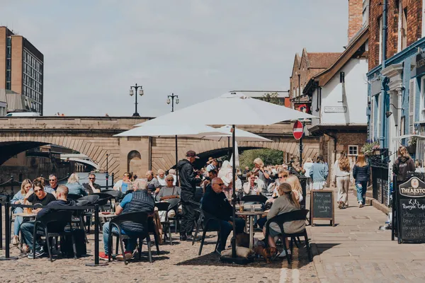 York Großbritannien Juni 2021 Menschen Den Tischen Freien Einer Kneipe — Stockfoto
