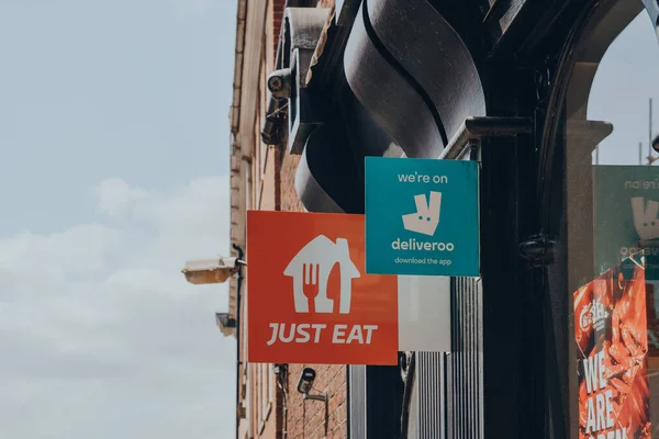 York Reino Unido Junho 2021 Just Eat Deliveroo Signs Restaurant — Fotografia de Stock