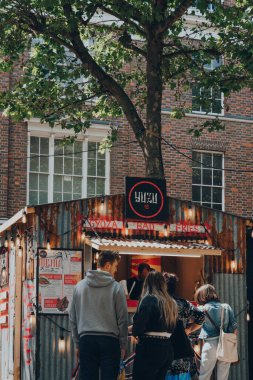 York, İngiltere - 22 Haziran 2021: Yuzu gyoza, bao ve kızartma tezgahı, eski Romalılar tarafından İngiltere 'nin kuzeydoğusunda duvarlarla çevrili bir şehir olan York' ta. Seçici odak.