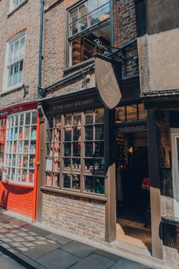 York, İngiltere - 22 Haziran 2021: Shambles 'taki eski bir cadde olan New York Hayalet Tüccarları Dükkanı' nın cephesi, kereste çerçeveli binaların geçmişi 14. yüzyıla dayanıyor..