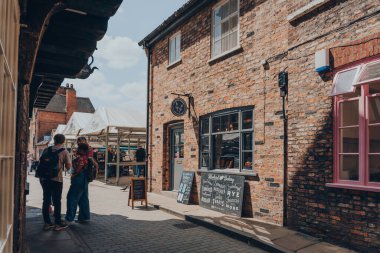 York, İngiltere - 22 Haziran 2021: York 'taki Little Shambles Sokağı' ndaki Bluebird Fırını, antik Romalılar tarafından kurulmuş, kuzeydoğu İngiltere 'de duvarlarla çevrili bir şehir.