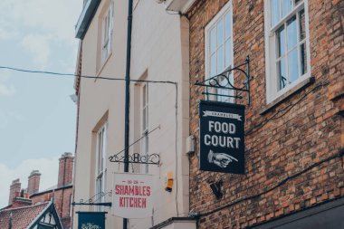 York, İngiltere - 22 Haziran 2021: Shambles 'daki bir Gıda Mahkemesi' nin yön işareti, York, İngiltere 'de eski bir sokak, üzerinde ahşap çerçeveli binalar, bazıları 14. yüzyıla kadar uzanan tarihli..