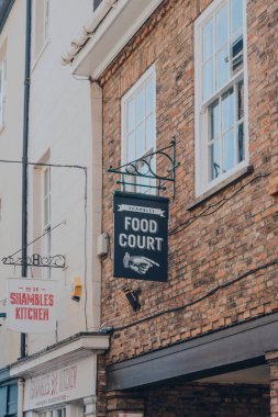 York, İngiltere - 22 Haziran 2021: Shambles 'daki bir Gıda Mahkemesi' nin yön işareti, York, İngiltere 'de eski bir sokak, üzerinde ahşap çerçeveli binalar, bazıları 14. yüzyıla kadar uzanan tarihli..
