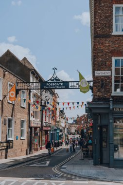 York, İngiltere - 22 Haziran 2021: Fossgate 'in girişindeki pankart, birçok bağımsız dükkan ve bara ev sahipliği yapıyor..