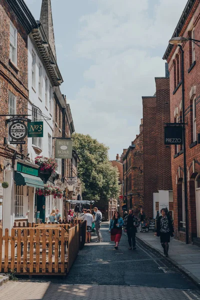 York Juni 2021 Mensen Lopen Langs Restaurants Cafés Een Straat — Stockfoto