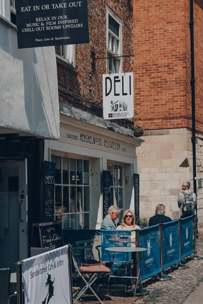 York, İngiltere - 22 Haziran 2021: Eski Romalılar tarafından kurulmuş, kuzeydoğu İngiltere 'de duvarlarla çevrili bir şehir olan York' taki Henshelwood Delicatessen 'in açık masalarındaki insanlar.