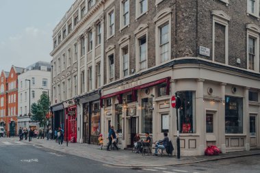 Londra, İngiltere - 09 Ekim 2021: Covent Garden 'da bir caddedeki restoran sırası, Londra' da bir sürü dükkan ve lokantası olan ünlü bir turizm alanı, insanlar dışarıda..