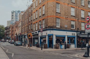 Londra, İngiltere - 09 Ekim 2021: Covent Garden 'daki restoranların manzarası, Londra' da bir çok mağazası ve restoranı olan ünlü bir turizm alanı, bir sonbahar günü.