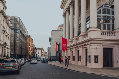 Londra, İngiltere - 09 Ekim 2021: Royal Opera Binası 'nda gökkuşağı bayrağı, ROH' un şekillenmesine yardımcı olan LGBTQ + ikonlarının müzik ve tiyatroya yaptığı zengin katkıları kutluyor.