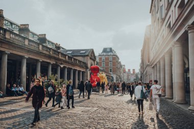 Londra, İngiltere - 09 Ekim 2021: Covent Garden 'da yürüyen insanlar, Londra' nın birçok mağazası ve restoranı olan ünlü bir turistik bölge..