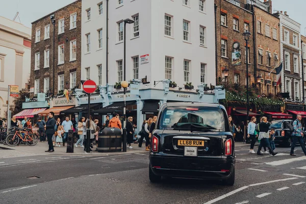 Лондон Великобритания Октября 2021 Современное Черное Такси Перед Кафе Ресторанами — стоковое фото