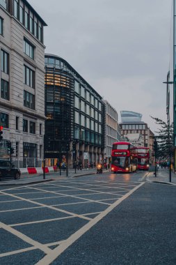Londra, İngiltere - 09 Ekim 2021: Modern kırmızı çift katlı otobüs Londra 'da bir yolda. İkonik kırmızı otobüsler Londra ağı için taşımacılığın ayrılmaz bir parçasıdır.