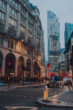 Londra, İngiltere - 09 Ekim 2021: Bisikletçiler, taksiler ve kırmızı çift katlı otobüsler Londra 'nın tarihi bir finans bölgesi olan City' de hareket halindedir..