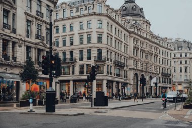 Londra, İngiltere - 02 Ekim 2021: Londra 'nın batı ucunda büyük ve tipik olarak işlek bir alışveriş caddesi olan sakin Regent Caddesi manzarası.