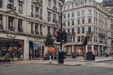 Londra, İngiltere - 02 Ekim 2021: Londra 'nın batı ucunda büyük ve tipik olarak işlek bir alışveriş caddesi olan sakin Regent Caddesi' ndeki dükkan sıraları.