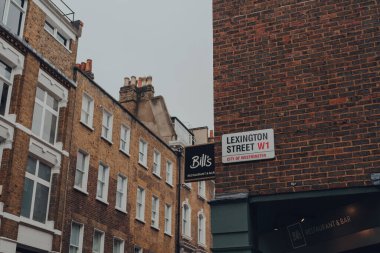 Londra, İngiltere - 02 Ekim 2021: Soho, Londra 'da Lexington Caddesi' ndeki bir binanın duvarında sokak ismi yazıyor, Londra 'nın merkezindeki dükkanları ve restoranlarıyla ünlü bir bölge..