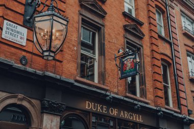Londra, İngiltere - 02 Ekim 2021: Soho 'da Brewer Caddesi' ndeki geleneksel İngiliz Viktorya Dük 'ü Argyll cephesinde imza ve amblem.