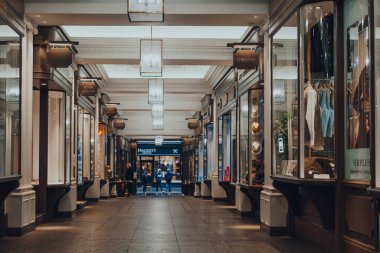 Londra, İngiltere - Ekim 02, 2021: St James 'in göbeğinde bulunan ve Piccadilly' yi Jermyn Caddesi 'ne bağlayan bir butik koleksiyonu olan Princes Arcade' nin içini görmek. Seçici odak.