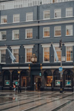 Londra, İngiltere - 2 Ekim 2021: Tiffany and Co mağazası, Londra 'nın en ünlü lüks alışveriş caddelerinden biri..