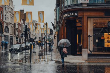 Londra, İngiltere - 02 Ekim 2021: Kasvetli bir sonbahar gününde Londra 'nın en ünlü lüks alışveriş caddelerinden biri olan Bond Caddesi manzarası.