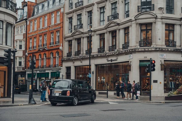 London October 2021 People Waiting Red Traffic Light Quiet Regent — Stock Photo, Image