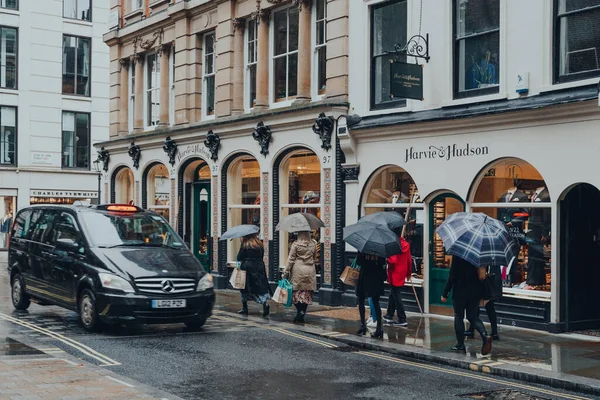 Londres Reino Unido Octubre 2021 Personas Con Paraguas Caminando Bajo — Foto de Stock