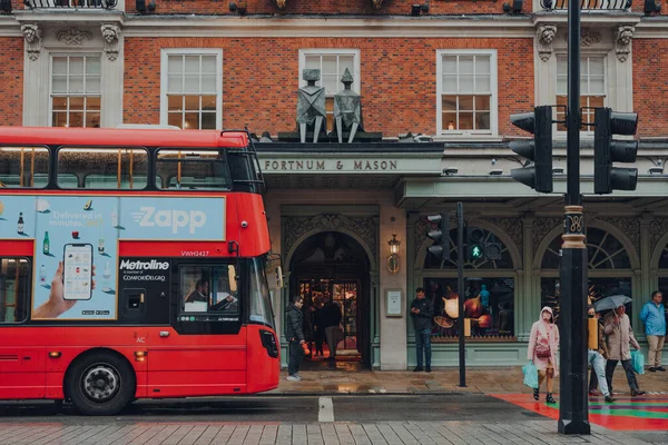 Лондон Великобритания Октября 2021 Современный Красный Двухэтажный Автобус Фортнума Мейсона — стоковое фото