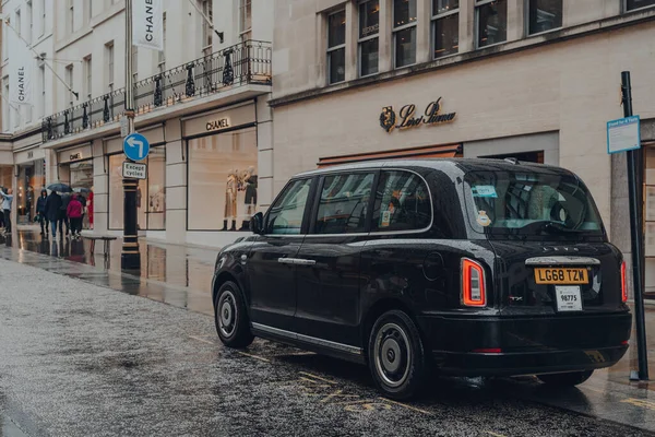Londyn Wielka Brytania Października 2021 Nowoczesna Czarna Taksówka Zaparkowana Przed — Zdjęcie stockowe