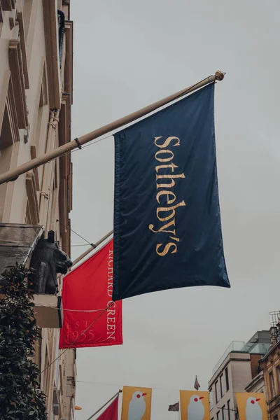 London Großbritannien Oktober 2021 Tiefansicht Der Flagge Vor Sotheby Einem — Stockfoto
