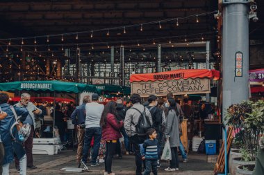 Londra, İngiltere - 17 Ekim 2021: Londra 'nın en büyük ve en eski gıda pazarlarından biri olan Borough Market' teki insanlar,.