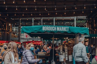 Londra, İngiltere - 17 Ekim 2021: Londra, İngiltere 'deki en büyük ve en eski gıda pazarlarından biri olan Borough Market' teki bir tezgah şemsiyesinde isim işareti.