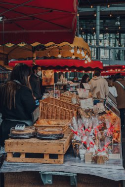 Londra, İngiltere - 17 Ekim 2021: Borough Market 'teki pastane, Londra' nın en büyük ve en eski gıda pazarlarından biri, seçici odaklı.