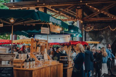 Londra, İngiltere - 17 Ekim 2021: Londra 'nın en büyük ve en eski gıda pazarlarından biri olan Borough Market' teki insanlar ve tezgahlar,.
