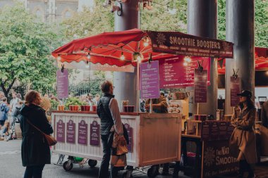 Londra, İngiltere - 17 Ekim 2021: Londra 'nın en büyük ve en eski gıda pazarlarından biri olan Borough Market' teki The Natural Smoothie Stadyumu 'ndaki müşteriler.