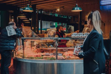 Londra, İngiltere - 17 Ekim 2021: Borough Market 'teki taze et ve kümes hayvanları standı, Londra' nın en büyük ve en eski gıda pazarlarından biri..