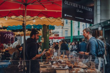 Londra, İngiltere - 17 Ekim 2021: Londra 'nın en büyük ve en eski gıda pazarlarından biri olan Borough Market' teki Olivers Pastanesi 'ndeki insanlar.