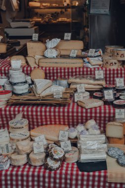 Londra, İngiltere - 17 Ekim 2021: Londra 'nın en büyük ve en eski gıda pazarlarından biri olan Borough Market' teki bir peynir ve şarküteride peynir çeşitliliği.
