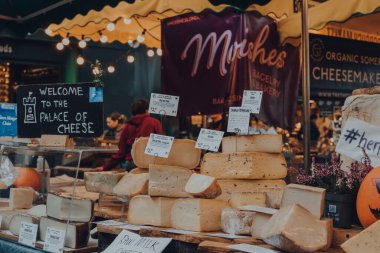 Londra, İngiltere - 17 Ekim 2021: Londra 'nın en büyük ve en eski gıda pazarlarından biri olan Borough Market' teki Peynir Sarayı 'ndaki peynir çeşitliliği.