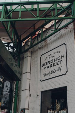 Londra, İngiltere - 17 Ekim 2021: Londra 'nın en büyük ve en eski gıda pazarlarından biri olan Borough Market' in duvarında büyük bir tabela.