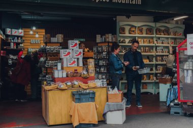 Londra, İngiltere - 17 Ekim 2021: Londra, İngiltere 'deki en büyük ve en eski gıda pazarlarından biri olan Borough Market' teki Spice Mountain Ortadoğu baharat büfesindeki insanlar.