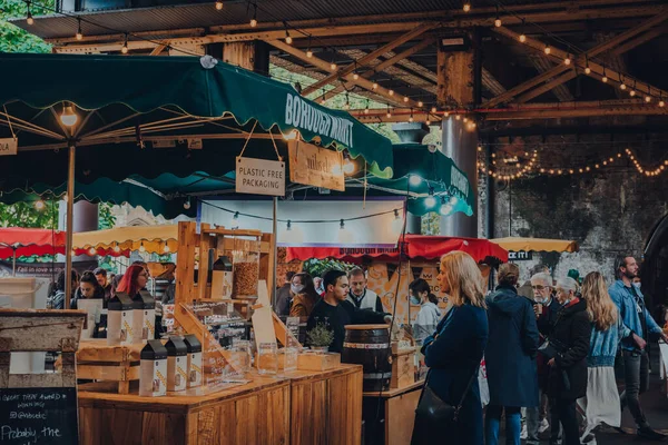 Londýn Velká Británie Října 2021 Lidé Stánky Borough Market Jednom — Stock fotografie