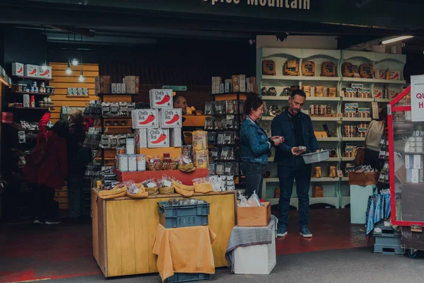 Londra, İngiltere - 17 Ekim 2021: Londra, İngiltere 'deki en büyük ve en eski gıda pazarlarından biri olan Borough Market' teki Spice Mountain Ortadoğu baharat büfesindeki insanlar.