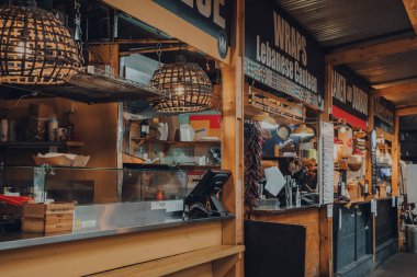 Londra, İngiltere - 17 Ekim 2021: Londra 'daki ilk sürdürülebilir toplum pazarı olan Mercato Metropolitano' daki gıda büfeleri bölgeyi yeniden canlandırmaya ve çevreyi korumaya odaklandı.