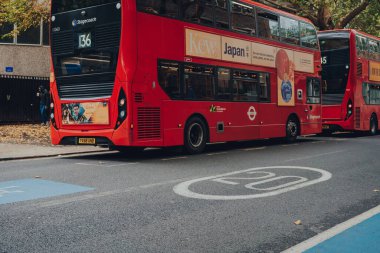 Londra, İngiltere - 17 Ekim 2021 Southwark yolunda saatte 20 mil hız sınırı iç çekişi. Birçok Londra ilçesi hız limitlerini saatte 30 km 'ye düşürdü..