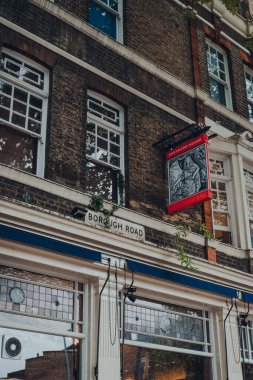 Londra, İngiltere - 17 Ekim 2021: Southwark 'ta duvarları yerel tarihle kaplı geleneksel bir İngiliz barı olan The Dyke of York' un önünde imza at.