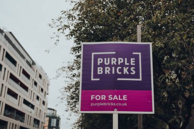 Londra, İngiltere - 17 Ekim 2021: Mor tuğlalar Londra 'da bir evin önünde satılık. Mor Tuğlalar İngiltere 'de faaliyet gösteren çevrimiçi bir emlakçı..
