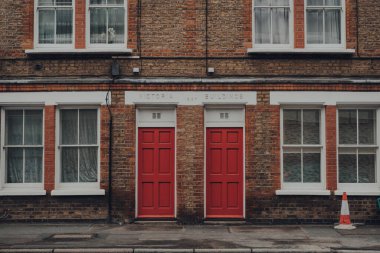 Londra, İngiltere - 17 Ekim 2021: Southwark, Londra 'da Victoria Binaları' ndaki bir apartmanın geleneksel kırmızı ön kapıları. Parlak renkli kapılar başkentte popüler bir özelliktir..