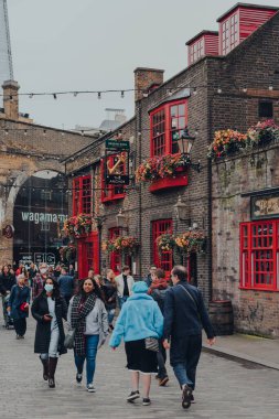 Londra, İngiltere - 17 Ekim 2021: Bankside 'daki Anchor Bar' ın önünden geçen insanlar, tarihi bir yer ama Shakespeare zamanında burada var olan nehir kenarındaki hanlardan hayatta kalan tek kişi. Seçici odak.
